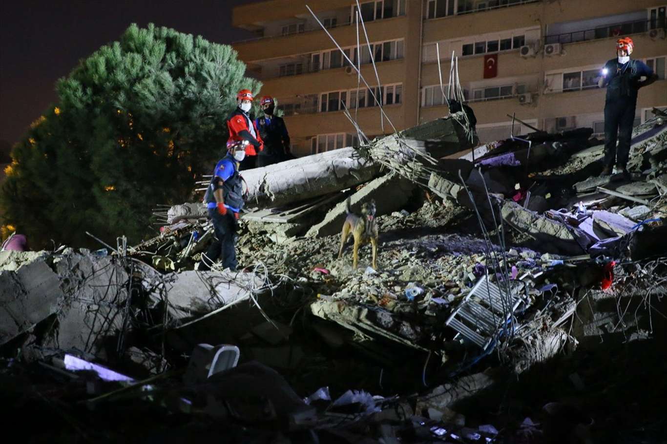  İzmir'deki 6.6'lık depremde yaralı sayısı 607'ye yükseldi